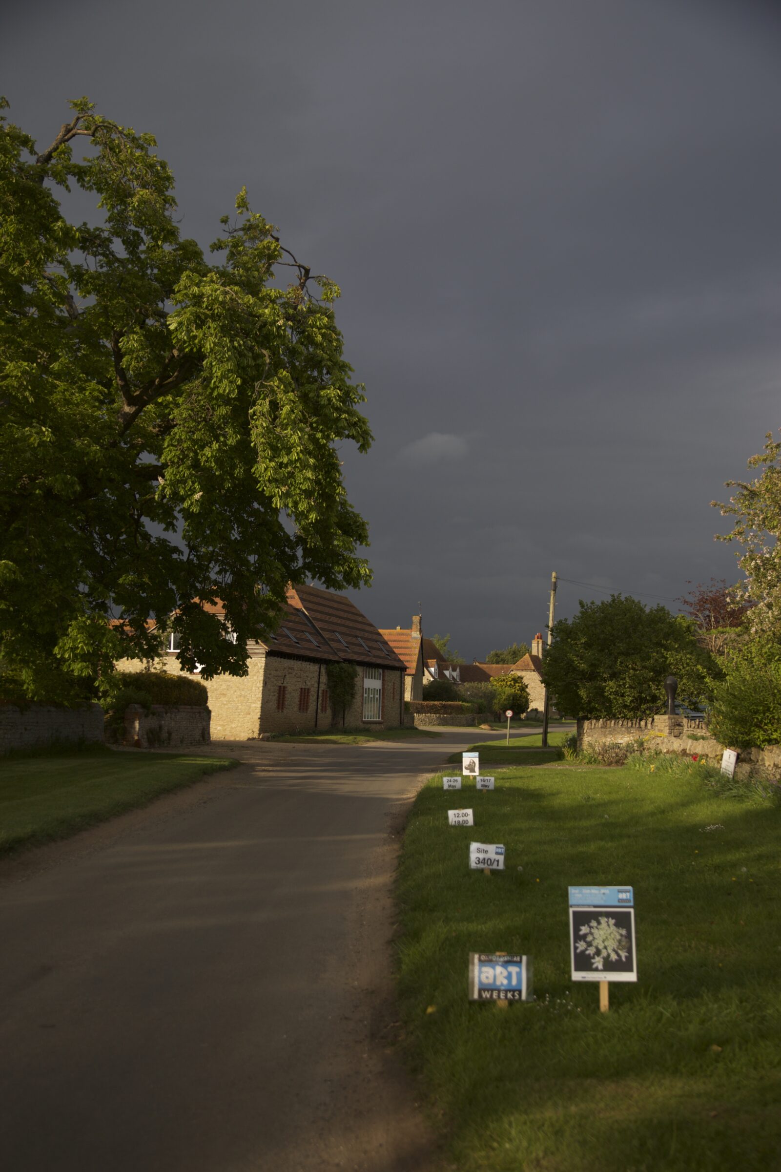 Arriving on the road from Oxford at Lime Tree Cottage arriving at the sculptor Beatrice Hoffmans studio near Oxford OAW Oxford Arts Weeks